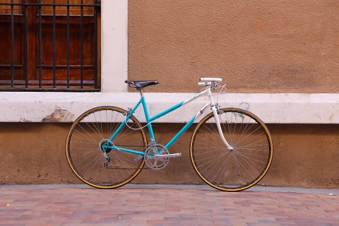 MBK trainer Malasaña Madrid bicicleta francesa turquesa Brooks Professional